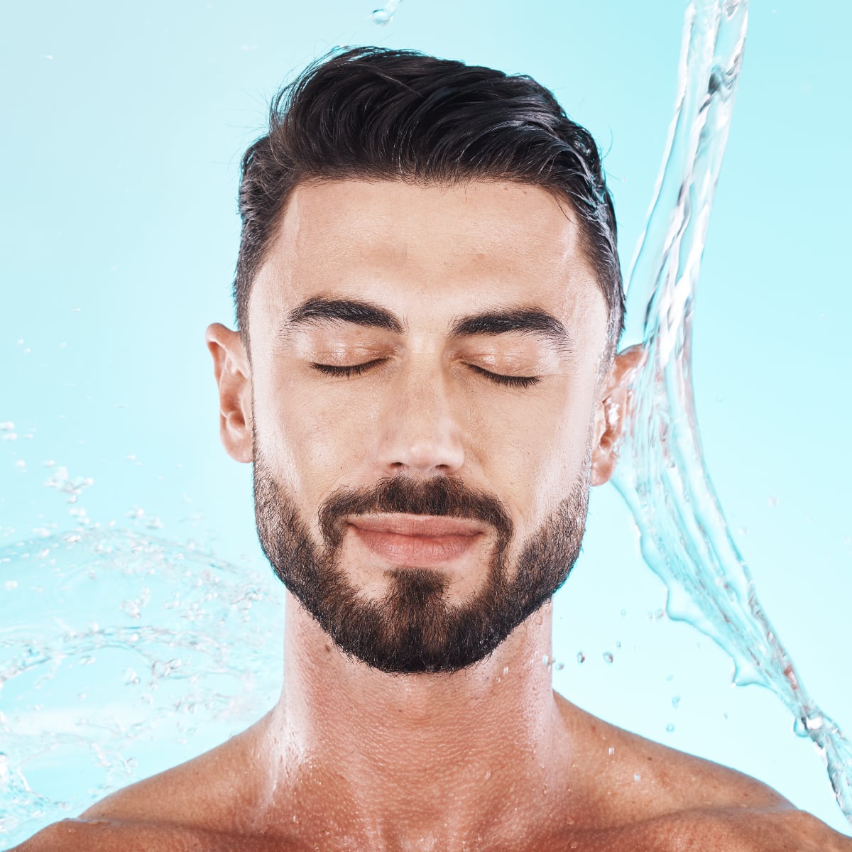 Salpicadura de agua y cuidado de la piel con la cara de un hombre